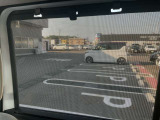 窓からの日差しを遮り、プライバシーの保護などにも役立つロールサンシェード。エアコン+シーリングファンの併用で体感温度がマイナス4℃(体感温度には個人差があります)