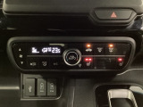 CVT車のセレクトレバーです。低速から高速まで、変速ショックのないスムーズな走りを実現するとともに、エンジン効率のよい領域を維持することで燃費にも貢献します。