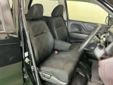 【ベンチシート】運転席と助手席の移動もスムーズ!狭い駐車場での乗り降りや、お子様の乗り降りにも便利です。座席の間にコンソールボックスやドリンクホルダーがないため、車内空間が広く感じます。