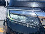【LEDヘッドライト】悪天候や夜間走行時も良好な視界を確保し安心して運転できる高輝度LEDヘッドライトを装備!点灯速度が早く、消費電力も抑えられています。