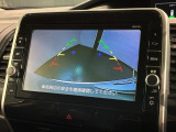 リバースギアに入れるだけで後方の表示へ切り替わります。夜間や雨の日の駐車も楽になりますよ。