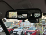 アラウンドビューモニターの映像は、バックミラーにも映せます。