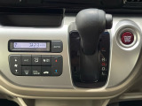 CVT車のセレクトレバーです。低速から高速まで、変速ショックのないスムーズな走りを実現するとともに、エンジン効率のよい領域を維持することで燃費にも貢献します。