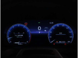 とっても見やすいメーターです。夜間時はラグジュアリーな気分にさせてくれる照明が魅力ですので、夜のドライブも楽しみになりますよ♪