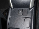 〈VSC〉は、車両の横滑りをセンサーが検知すると、4輪それぞれのブレーキの力とエンジンの出力を自動的に制御し、車両の安定性を確保します!