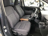 運転席はドライバーが居心地や運転席の快適性を左右する大切な場所です。目立った汚れもなくホールド感も良いので、心地よく使用いただけると思います。