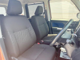 運転席まわりには十分なスペースがあり、大柄な方でもゆったり運転していただける環境です。