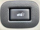 【パワーバックドア】スマートキーや運転席のボタンを押すだけでリアゲートが自動で開閉します!荷物を持っている時や、高い位置にあるバックドアを閉める際に便利な機能です♪