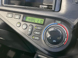 【オートエアコン】一度お好みの温度に設定すれば、車内の温度を検知し風量や温度を自動で調整。暑い&hellip;寒い&hellip;と何度もスイッチ操作をする必要はありません。快適な車内空間には必須の機能ですね♪