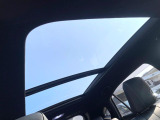【サンルーフ】ボタンひとつで開閉可能!開放感たっぷりのサンルーフが装着されています!車内に明かりを取り入れたり景色を楽しむ以外にも、よどみがちな車内の空気も簡単に換気できて快適です!