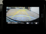 バックカメラの画像です。ガイドラインがスムースな車庫入れをサポートいたします。車庫入れの安心感がアップしますね。