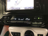 オートエアコンです。外気温や室温、日射量を感知し、吹き出し温度・風量を制御、快適な温度へ調整します。また、上下操作で温度調整等できるスイッチで、視線移動が少なく安全な運転ができるよう配慮しています。