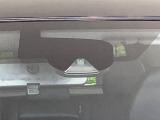 【エマージェンシーブレーキ】走行中に前方の車両等を認識し、衝突しそうな時は警報とブレーキで衝突回避と被害軽減をアシスト。より安全にドライブをお楽しみいただけます。