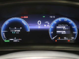 とっても見やすいメーターです。夜間時はラグジュアリーな気分にさせてくれる照明が魅力ですので、夜のドライブも楽しみになりますよ♪