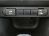 充電用USB端子付き。スマートフォンなどの充電に便利です。