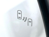 【ブラインドスポットモニター】走行中、ドアミラーの死角になりやすい箇所に後続車が接近するとサイドミラーのレンズに警告を表示!ドライバーに注意喚起をしてくれます。