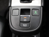 【電子パーキングブレーキ】電子制御のパーキングブレーキと、信号待ちや渋滞に便利なオートブレーキホールドを装備しております。ブレーキペダルから足を離しても自動的に停車状態を保持してくれる便利な機能です