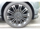 大径ホイールは、車全体の外観に高級感を与える要素の一つです。スポーツカーに装備されていることが多く、その存在感が車のプレミアム感を高めます。デザインが豪華であるため、外観の美しさや魅力が際立ちます。
