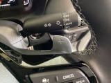 ステアリングホイール・後ろの減速セレクターは、左右に取り付けられた2つのパドルスイッチで減速の強さを調整。 左側の「-」を操作すると減速を強く、右側の「+」を操作すると減速を弱くすることができます。