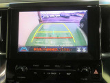 車両後方の映像を映すバックモニター。進路を確認しながら安全に車庫入れできます。