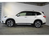 スバルの4WD(AWD)は直進安定性に優れ、日常走行から高速走行まで、さまざまなシーンで安心感に満ちた走りが愉しめます。それは悪路や泥道など左右のタイヤの路面状況が異なるシーンでも変わりません。