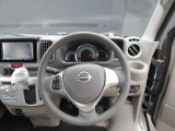 ステアリングハンドルです。オーディオコントロールスイッチが付いて運転中でも手元でオーディオの操作が出来て便利ですよ。