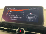 【カラーヘッドアップディスプレイ】現在の速度や走行情報をデジタル表示で運転席前方のガラスに投影!カラー付きで視認性も高く、運転中目線をずらさず必要な情報を確認できるのでとっても便利で安心!