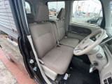 運転席まわりには十分なスペースがあり、大柄な方でもゆったり運転していただける環境です。