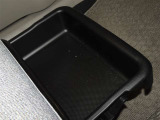 便利な収納ポケット、小物入れを各所に配置しています。