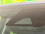 【プリクラッシュセーフティ】前方の車両等を検知し、衝突しそうな時は警報で注意を促し、ブレーキを踏む力をサポート。ブレーキを踏めなかった場合は衝突被害軽減ブレーキが作動、衝突回避をサポートします。
