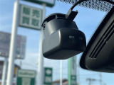 【ドライブレコーダー】映像・音声などの運転中の記録を残します。事故などを起こした起こされた時の証拠になりえますので、もしも時でも安心ですね。