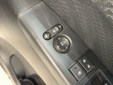 狭い駐車場で便利な電動格納ドアミラーが付いています。