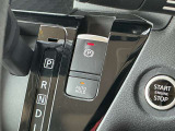 パーキングブレーキは信号待ちなどでブレーキペダルを踏んで停車した後、ブレーキペダルから足を離しても車がそのまま停止状態を維持できるオートホールド機能付き