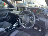 i-Cockpitのコンセプトを基に小径化したハンドルは女性でも楽に運転が可能です