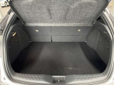 トランク収納スペースをご確認ください。荷物の積み下ろしがしやすい広さを確保しており、日常使いからレジャーまで幅広く活用できます。
