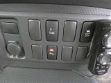 コーナーセンサーを車の前後に装備。障害物までの距離に応じて警告音を変えてお知らせ。縦列駐車時や駐車場・車庫などでの取り回しをサポートします。詳細は販売店スタッフまでおたずねください。