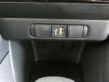 充電用USB端子付き。スマートフォンなどの充電に便利です。