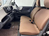 【ベンチシート】運転席と助手席の間にカバンを置いたり、肘掛けをおろしたり様々なシーンに合わせてお使いいただけます♪