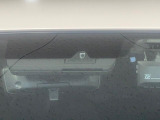 【プリクラッシュセーフティ】前方の車両等を検知し、衝突しそうな時は警報で注意を促し、ブレーキを踏む力をサポート。ブレーキを踏めなかった場合は衝突被害軽減ブレーキが作動、衝突回避をサポートします。