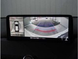 【360&deg;ビュー・モニター】専用カメラにより上から見下ろしたような視点で360度クルマの周囲を確認することができます。駐車が苦手な方でも縦列駐車や幅寄せ時に活躍してくれます。