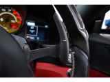 ステアリング裏に大型のパドルシフトを装備。F1 DCT(7速デュアルクラッチ)とのコンビネーションで、瞬時のシフトチェンジが可能となり、フェラーリならではの本格的な走りを楽しめます。