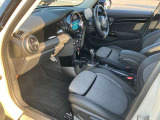 MINIは見切りの良い車です。右左折時や駐車に不安を感じている方も安心して運転することができます!