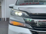 【LEDヘッドライト】悪天候や夜間走行時も良好な視界を確保し安心して運転できる高輝度LEDヘッドライトを装備!点灯速度が早く、消費電力も抑えられています。