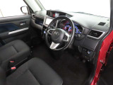 シンプルで使いやすいデザインの運転席です。