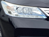 シャープなデザインの明るくて長寿命のLEDヘッドライト採用