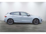 コンパクトなハッチバックながら、ロングノーズ・ショートオーバーハングのBMWらしい伝統的なスタンスを継承しています。