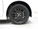 アルミホイールを装備、タイヤサイズは155/65R14です。