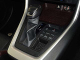電動パーキングブレーキ・ブレーキホールドを装備してます。ホールド機能は信号待ちが多い一般道で疲労軽減になり、大好評です!