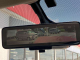 スマートルームミラーが付いております。後席に人が乗車した時や沢山の荷物を積んだ時もバックミラーの視界が遮られる事無く見えるので便利です♪