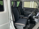運転席は、大きな座面と包み込むような背もたれがドライバーの身体全体をしっかり支えます。上質なシート素材と座り心地のよいクッションを採用し、長時間の運転やコーナーの多い道も快適です。